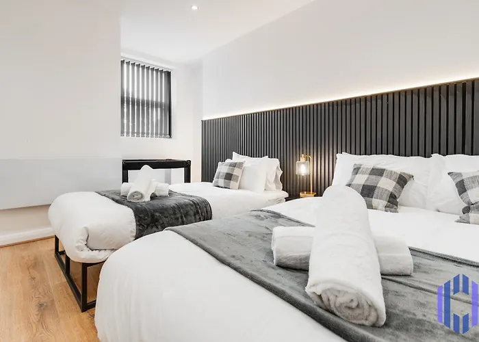 Sophisticated & Stylish Flat Near Airport - Sleeps 9 *