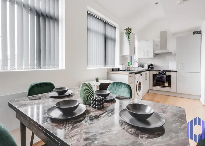 Sophisticated & Stylish Flat Near Airport - Sleeps 9 Apartamento *