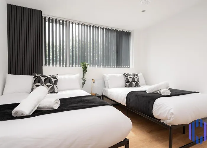 Apartamento Sophisticated & Stylish Flat Near Airport - Sleeps 9 *