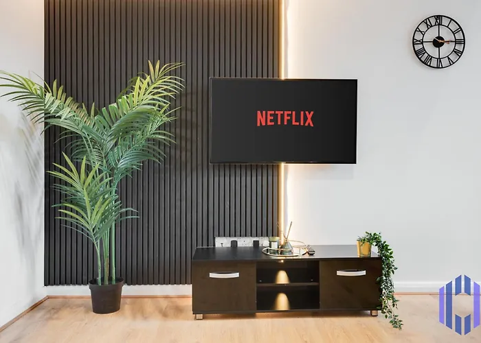 Sophisticated & Stylish Flat Near Airport - Sleeps 9