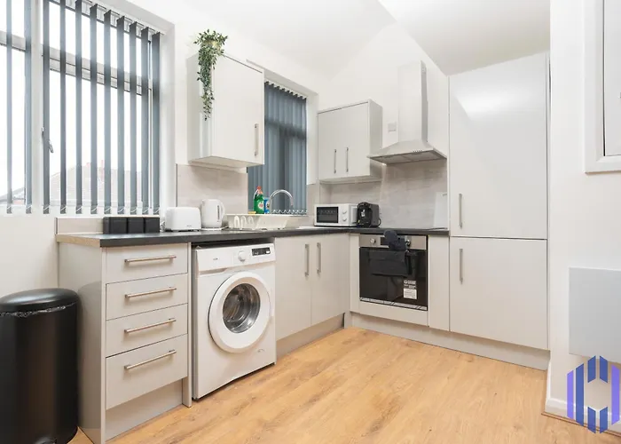 Sophisticated & Stylish Flat Near Airport - Sleeps 9 Apartamento