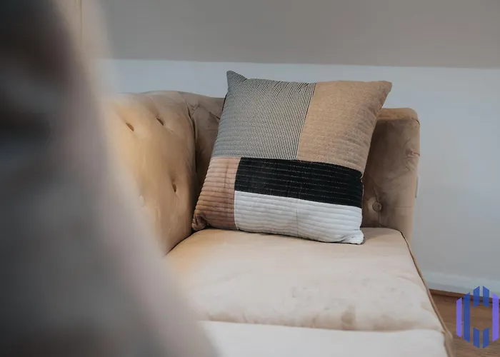 Scandi Loft Style - Sleeps 6 - Near Airport 맨체스터