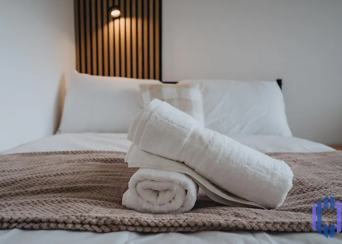 Scandi Loft Style - Sleeps 6 - Near Airport Lägenhet *