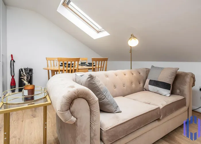 Scandi Loft Style - Sleeps 6 - Near Airport *