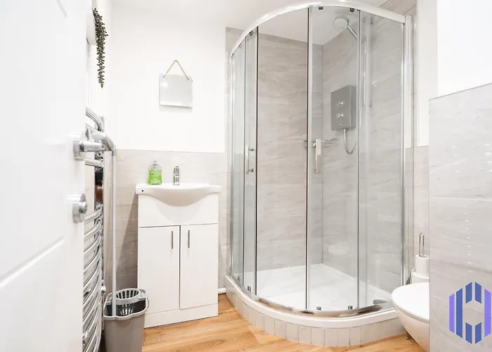 Scandi Loft Style - Sleeps 6 - Near Airport 아파트 *