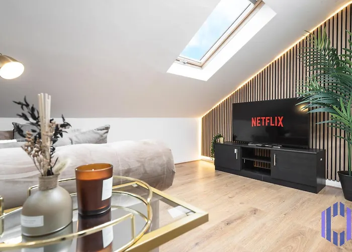 Scandi Loft Style - Sleeps 6 - Near Airport 맨체스터