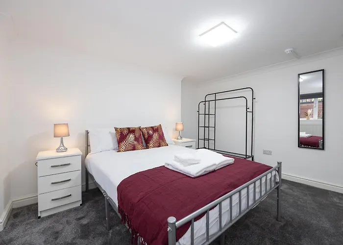Dom wakacyjny Huge 6br Sleeps 12 Near City! Manchester