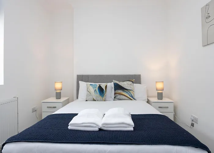 Huge 6br Sleeps 12 Near City! Manchester