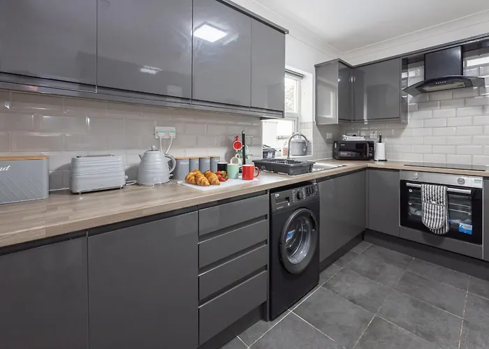 Dom wakacyjny Huge 6br Sleeps 12 Near City! Manchester