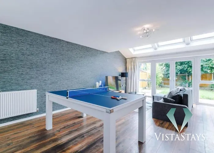 Spacious 3bdr House By Vista Short Lets & Serviced Salford With Pool Table & Free Parking Appartement Manchester