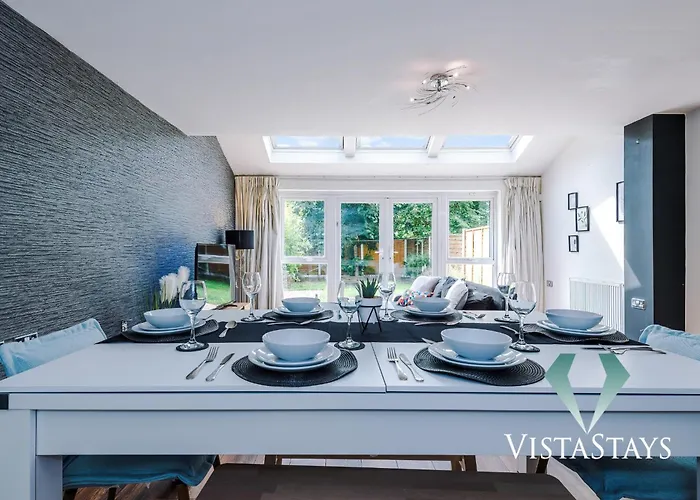 Spacious 3bdr House By Vista Short Lets & Serviced Salford With Pool Table & Free Parking Manchester