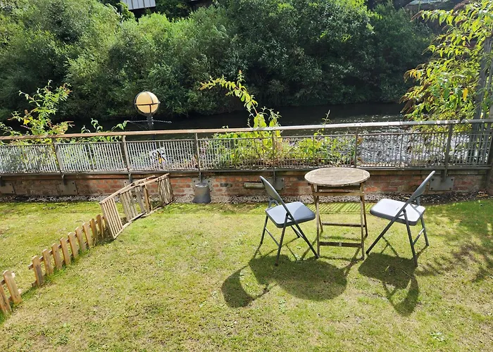 아파트 Luxury 2 Bed On River, Wifi, Parking, Garden *