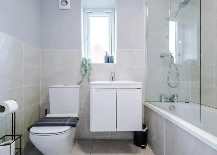 Lux 3 Bed 10 Mins From Centre - Parking & Netflix בית נופש