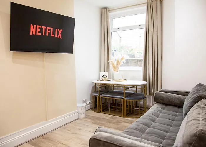 Entire Luxury In Old Trafford, Next To Mufc *