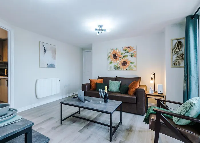 New! Stylish 2-bed In By 53 Degrees Property, Great Location - Sleeps 6!