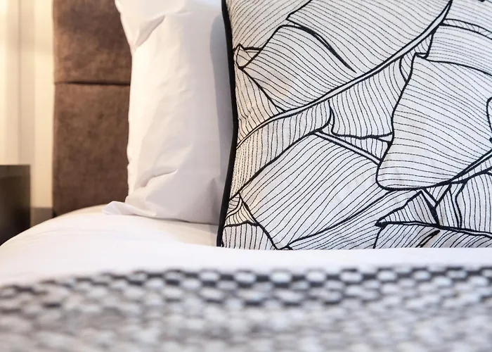 New! Stylish & Modern With Free Parking! Book Now! Appartamento