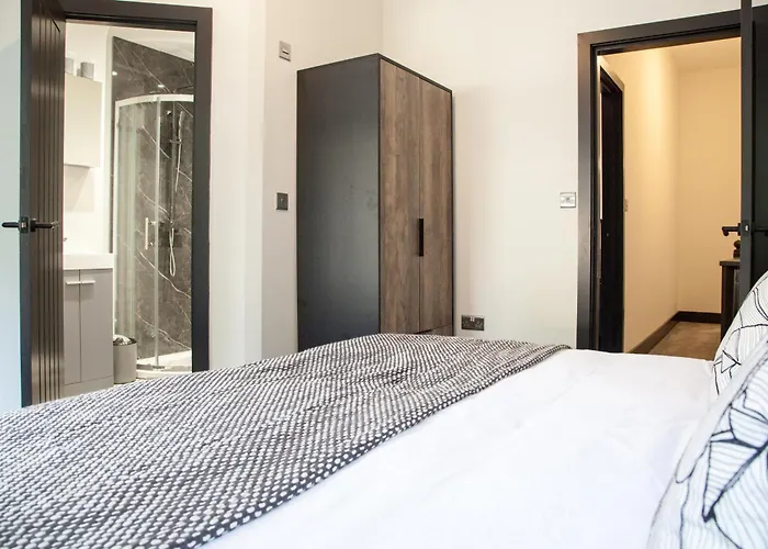 New! Stylish & Modern With Free Parking! Book Now! Appartamento Manchester