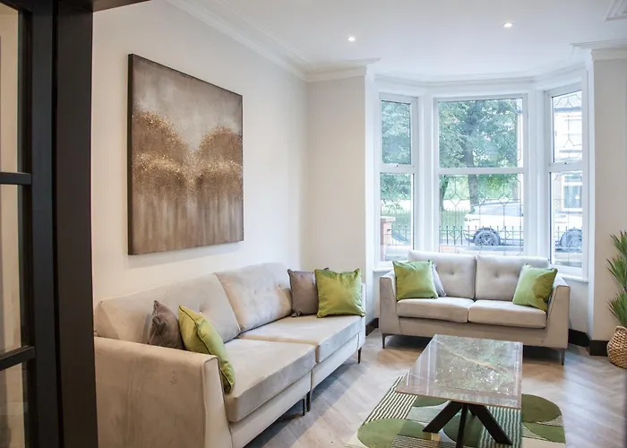 New! Stylish & Modern With Free Parking! Book Now! * Manchester