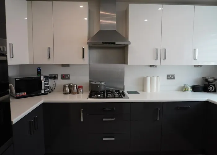 Luxury - Pick A - Free Parking & Kitchen Access, Near Etihad Stadium, The Coop Live & Piccadilly Station,