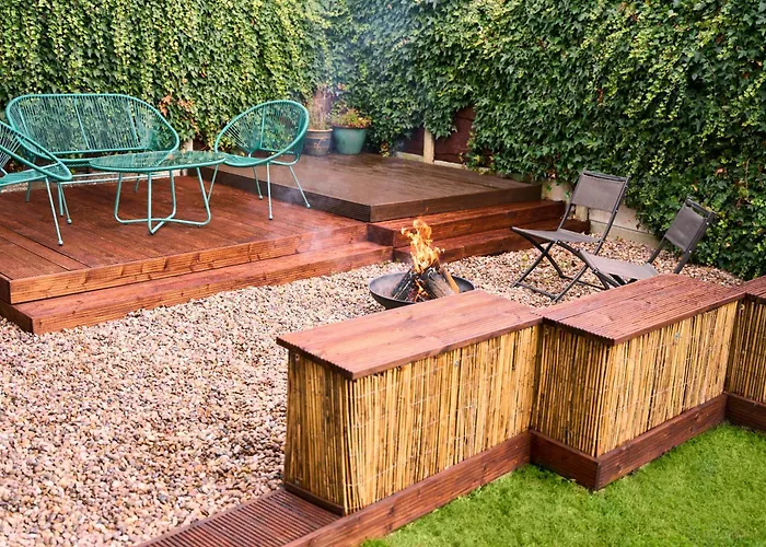 Σπίτι διακοπών Chic Family With Garden Fire Pit & Event Space, Hot Tub *