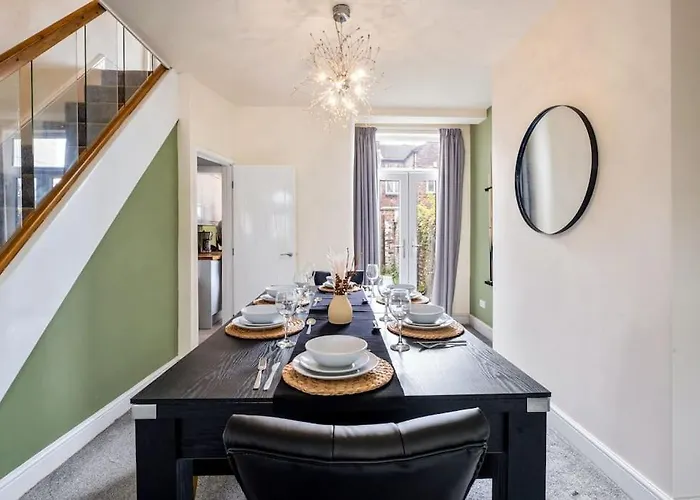 Large 3bdr House By Vista Short Lets & Serviced Glasgow With Pool Table & Free Wifi Manchester