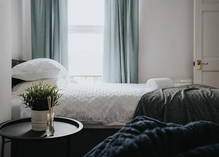 Vibrant & Spacious 3br House, Near & Salford Quays, Free Parking شقة مانشستر