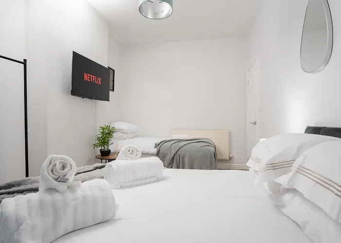 Vibrant & Spacious 3br House, Near & Salford Quays, Free Parking *