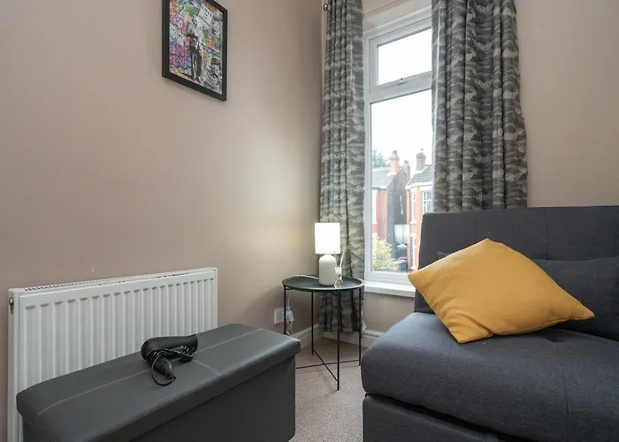Vibrant & Spacious 3br House, Near & Salford Quays, Free Parking * مانشستر