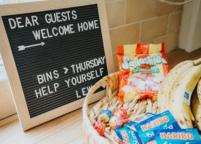 Vibrant & Spacious 3br House, Near & Salford Quays, Free Parking * Manchester