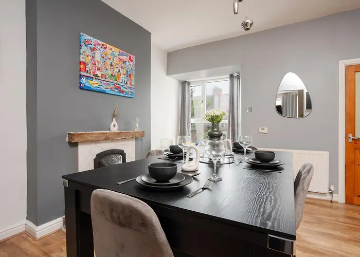 Vibrant & Spacious 3br House, Near & Salford Quays, Free Parking * Manchester