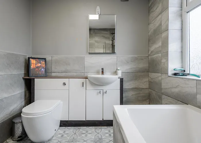 Vibrant & Spacious 3br House, Near & Salford Quays, Free Parking شقة مانشستر