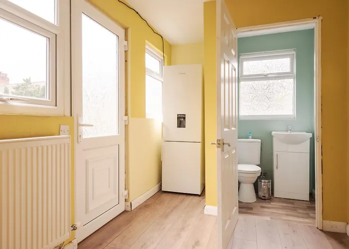 Vibrant & Spacious 3br House, Near & Salford Quays, Free Parking Apartman *