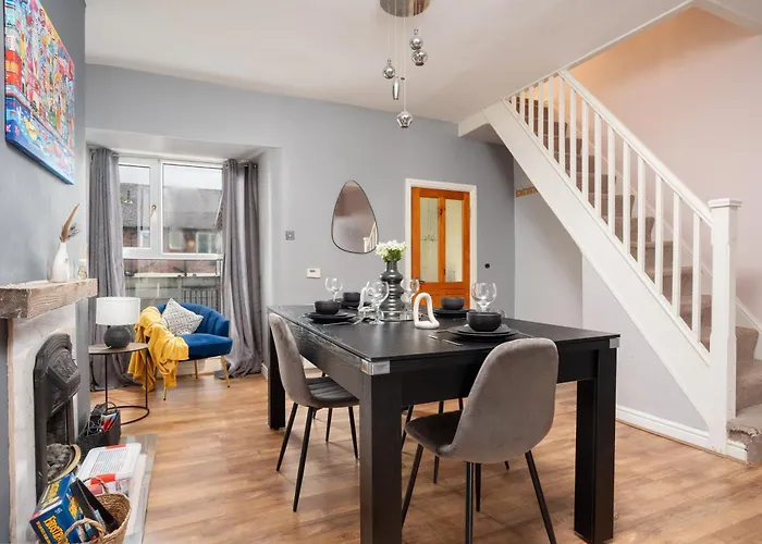 Apartman Vibrant & Spacious 3br House, Near & Salford Quays, Free Parking *