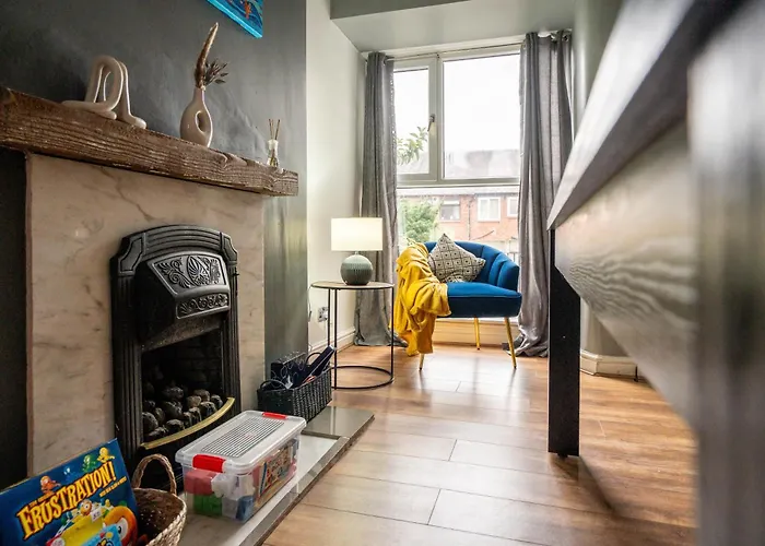 Vibrant & Spacious 3br House, Near & Salford Quays, Free Parking مانشستر