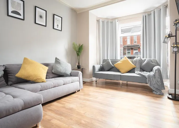 Vibrant & Spacious 3br House, Near & Salford Quays, Free Parking مانشستر