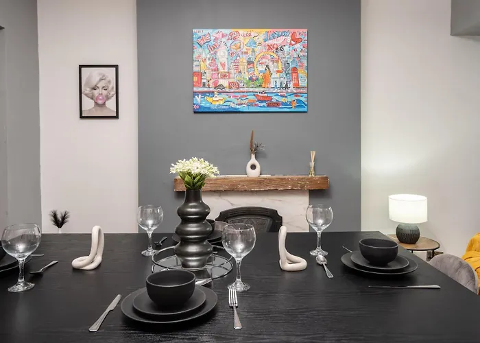 Vibrant & Spacious 3br House, Near & Salford Quays, Free Parking *