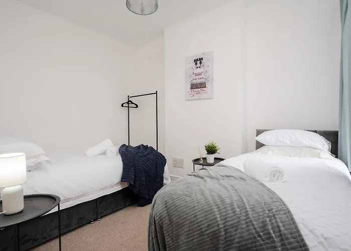 Vibrant & Spacious 3br House, Near & Salford Quays, Free Parking Manchester