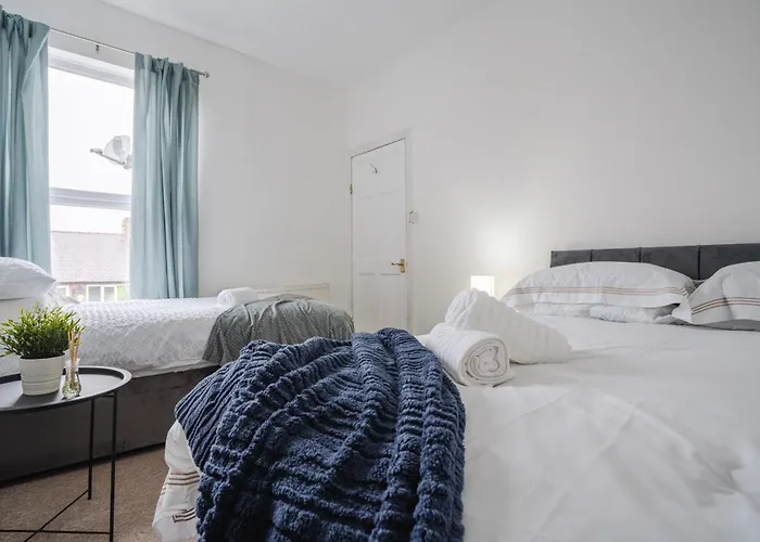 Vibrant & Spacious 3br House, Near & Salford Quays, Free Parking شقة