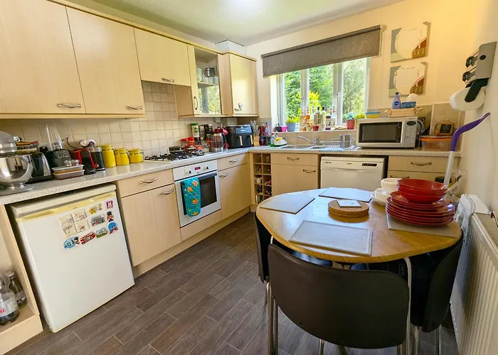 Spacious 4 Bed Riverside Manchester