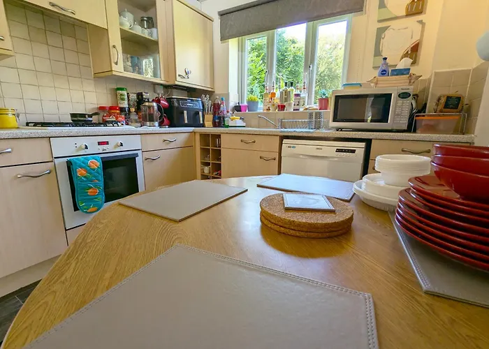 Spacious 4 Bed Riverside Manchester