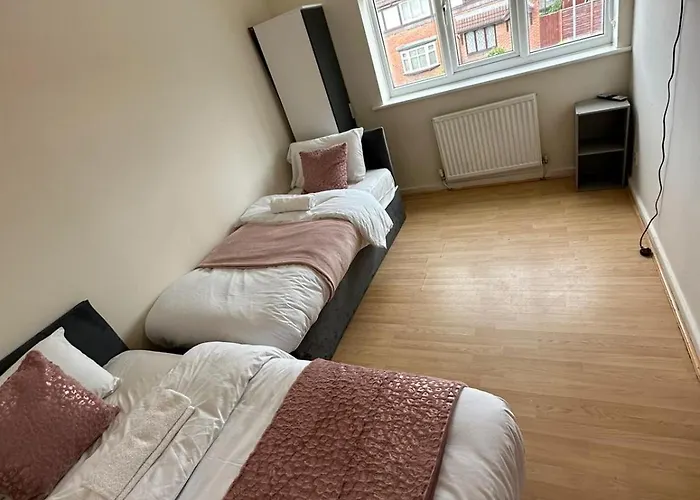 3 Bedroom Close To Stadium And Coop Live דירה *