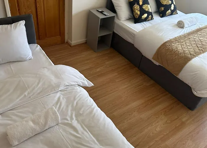 3 Bedroom Close To Stadium And Coop Live מנצ'סטר