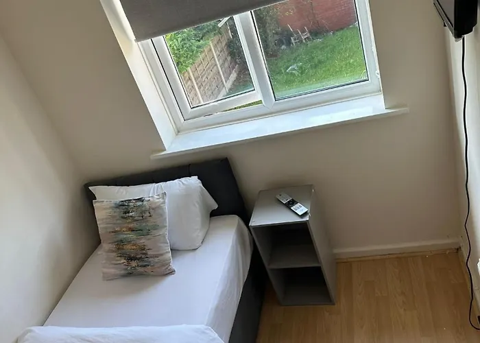 3 Bedroom Close To Stadium And Coop Live מנצ'סטר