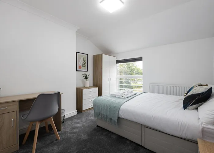 Dom wakacyjny Huge 6br Sleeps 12 Near City! Manchester