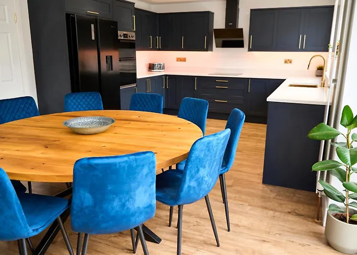 Chic Family With Garden Fire Pit & Event Space, Hot Tub Σπίτι διακοπών *