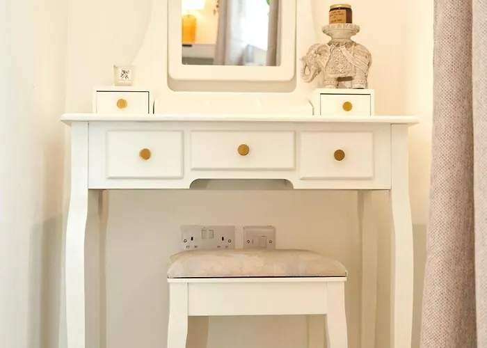 Chic Family With Garden Fire Pit & Event Space, Hot Tub