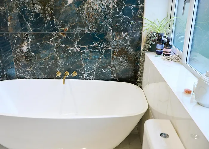 Chic Family With Garden Fire Pit & Event Space, Hot Tub * Μάντσεστερ