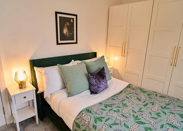 Chic Family With Garden Fire Pit & Event Space, Hot Tub *