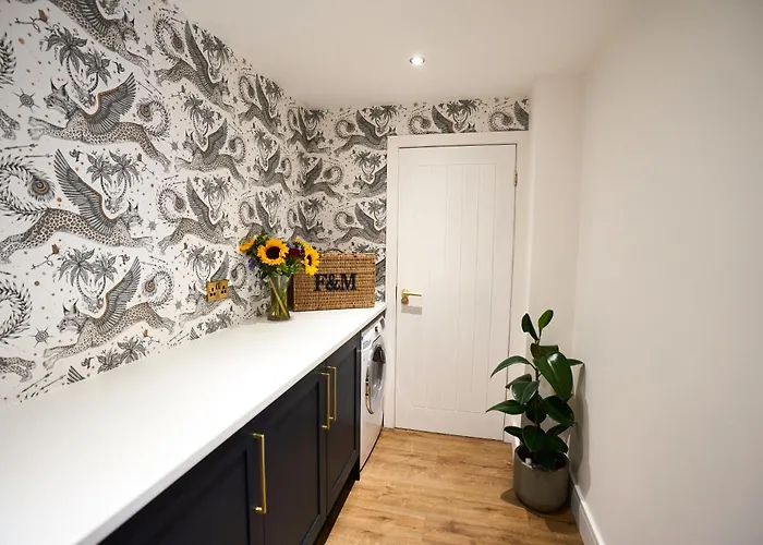 Chic Family With Garden Fire Pit & Event Space, Hot Tub Σπίτι διακοπών