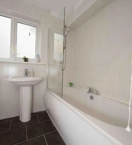 Beautiful, Peaceful, 5 Bedroom With Hot Tub!